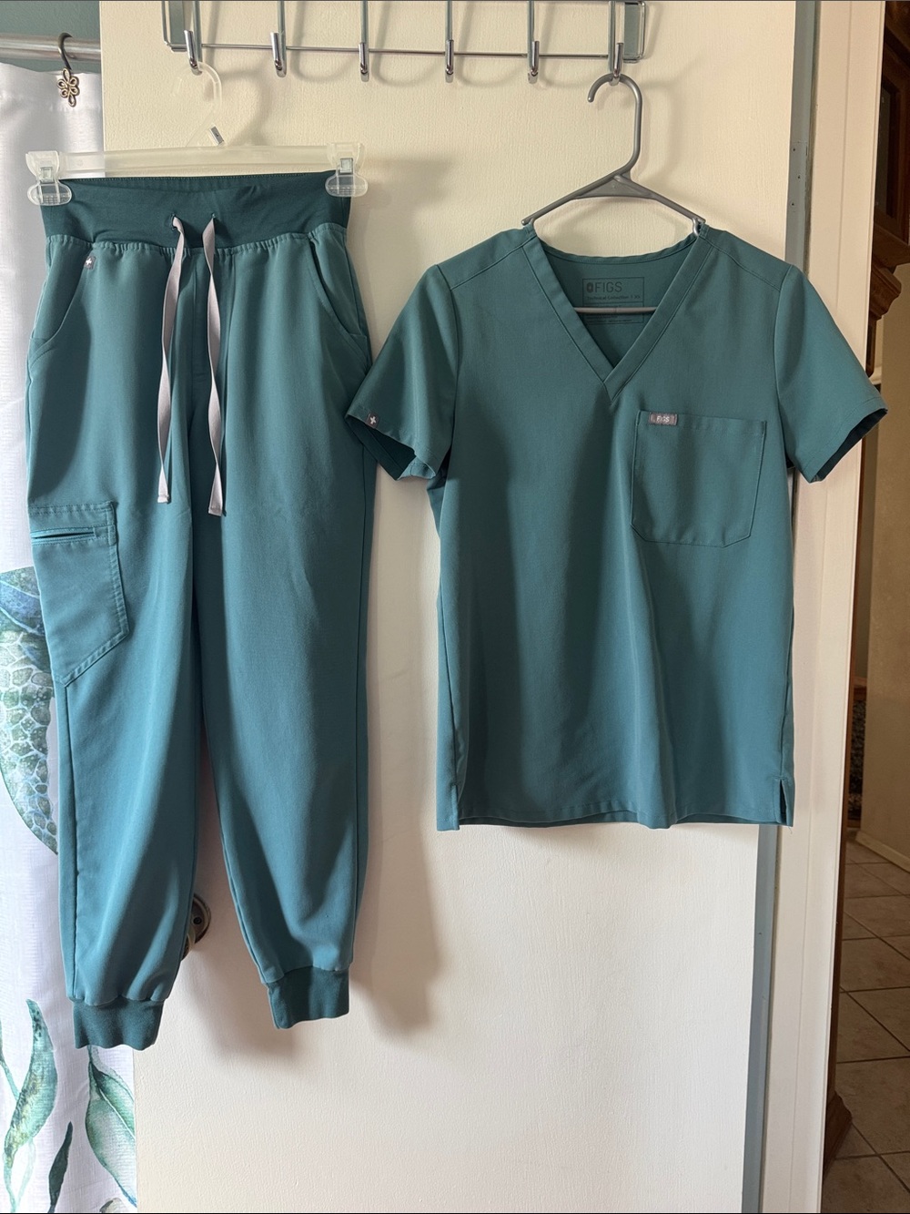 FIGS Women's Teal Scrub Set - V-Neck Top & Jogger Pants